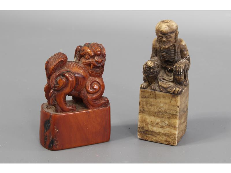 DEUX CACHETS, l'un en bambou sculpté d'un...