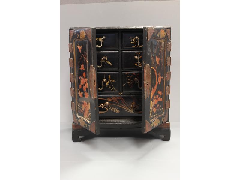 PETIT CABINET en laque à décor de fleurs...