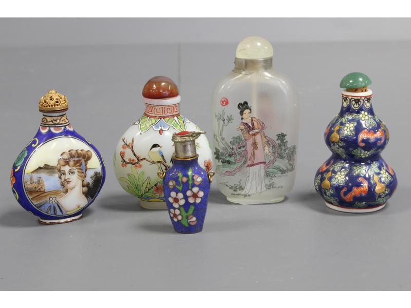CINQ TABATIÈRES, deux en verre, une en porcelaine...