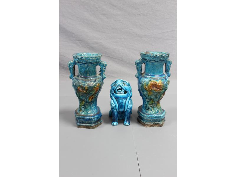 PAIRE DE VASES balustre à anses en grès émaillé...