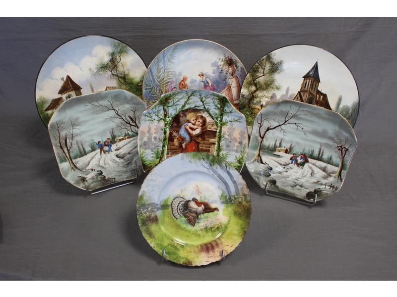 LOT DE PLATS en porcelaine et faïence peints...
