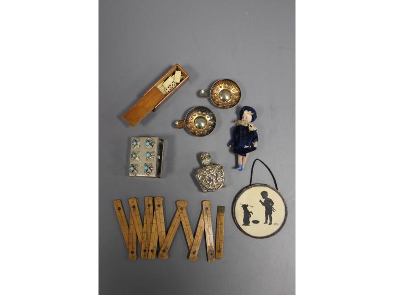 LOT DE MINIATURES, JOUETS OU POUPEES comprenant...