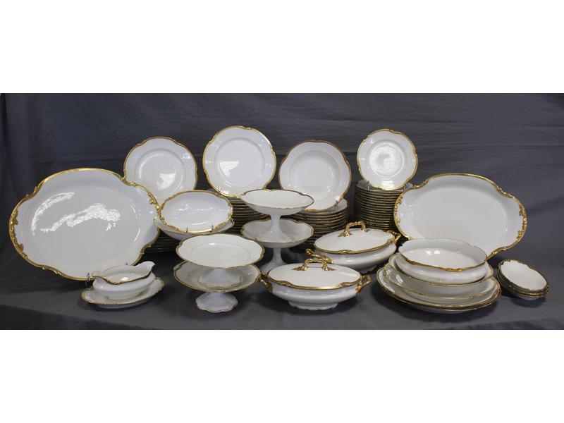 PARTIE DE SERVICE DE TABLE en porcelaine...