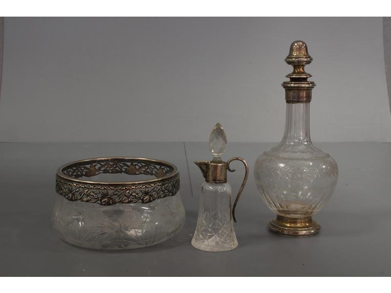 TROIS OBJETS en cristal taillé à monture...