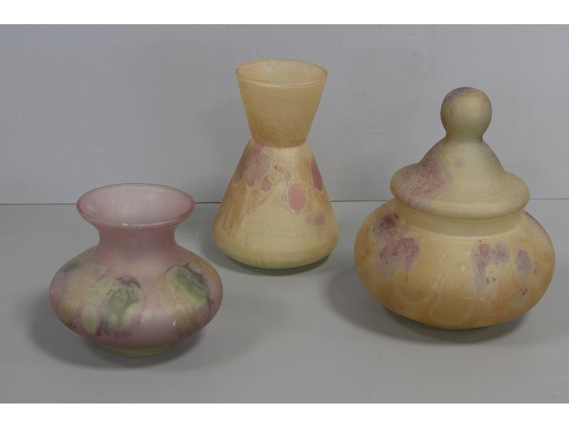 DEUX PETITS VASES et UNE BONBONNNIÈRE en...