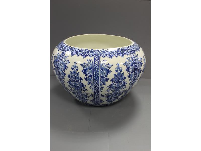 GRAND CACHE-POT en faïence à décor bleu et...