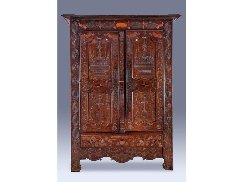ARMOIRE en chêne richement et finement sculptée...