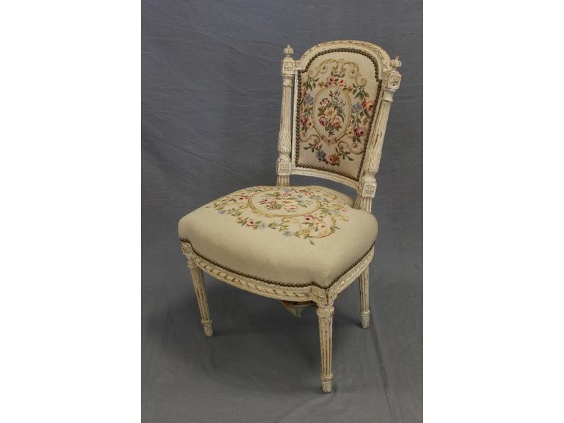 CHAISE en hêtre mouluré et sculpté relaqué...