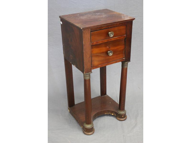 TABLE DE CHEVET en acajou et placage d’acajou...