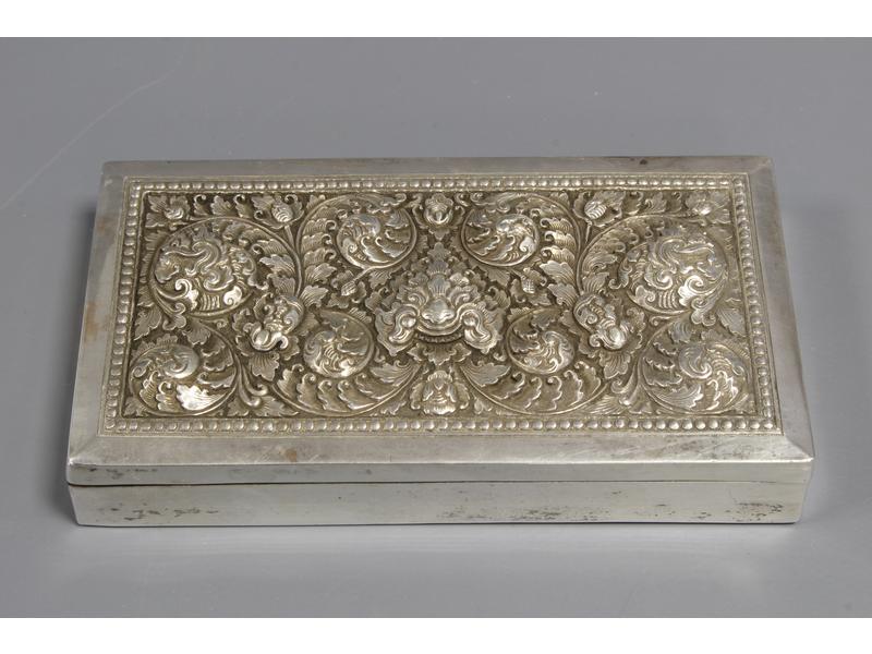 BOÎTE rectangulaire en argent à décor repoussé...