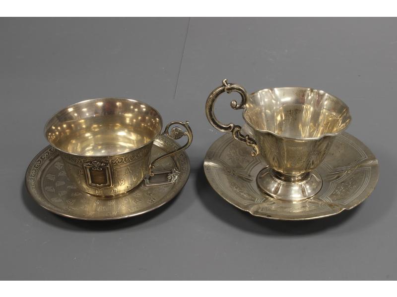 TASSE ET SOUS-TASSE guillochées en argent...