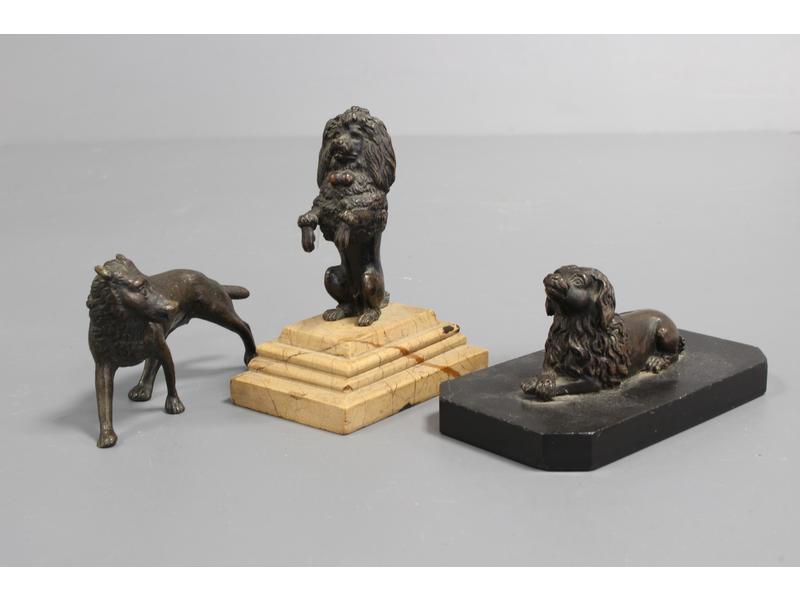 TROIS PETITS CHIENS en bronze patiné dont...