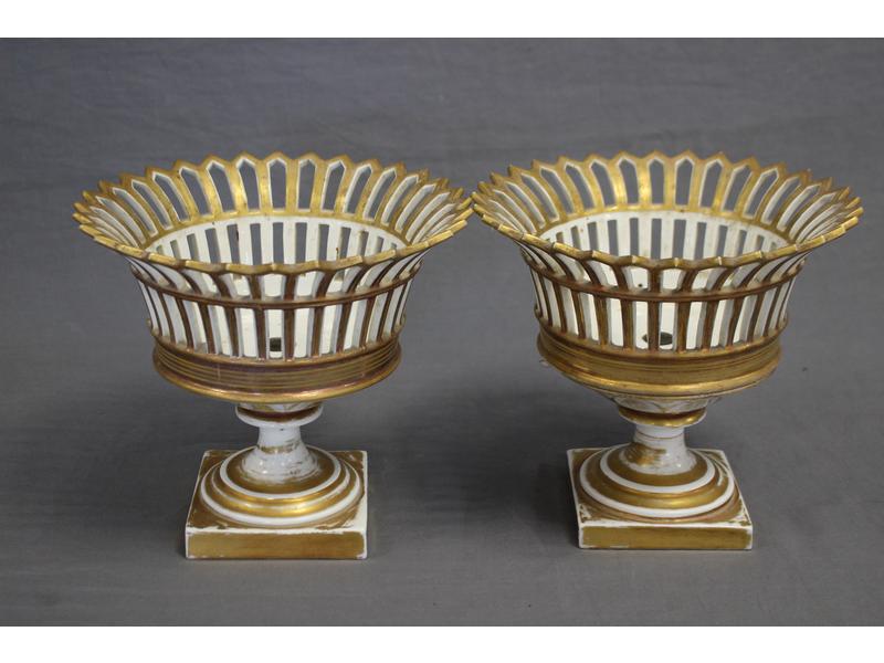 PAIRE DE COUPES en porcelaine blanche et...