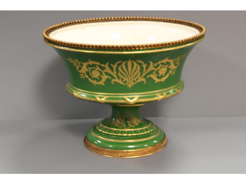 COUPE OVALE sur piédouche en porcelaine émaillée...