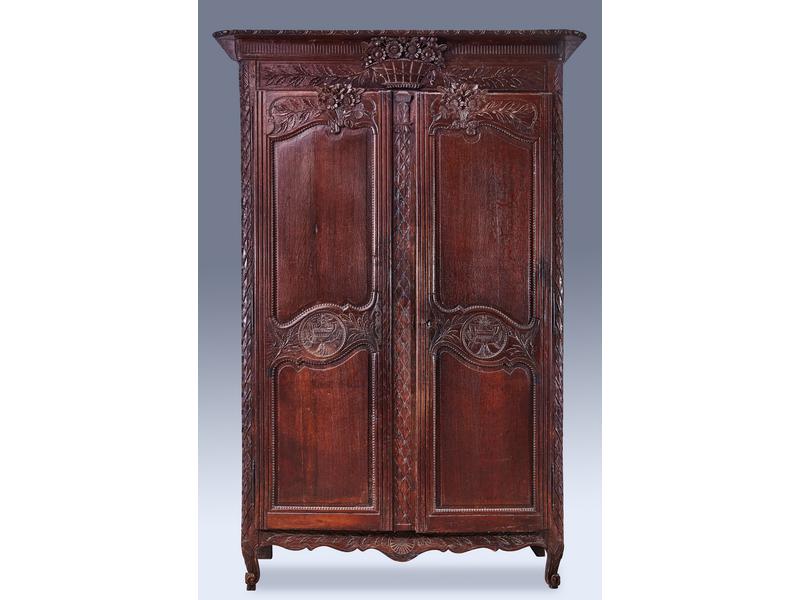 ARMOIRE en chêne teinté ouvrant à deux portes,...