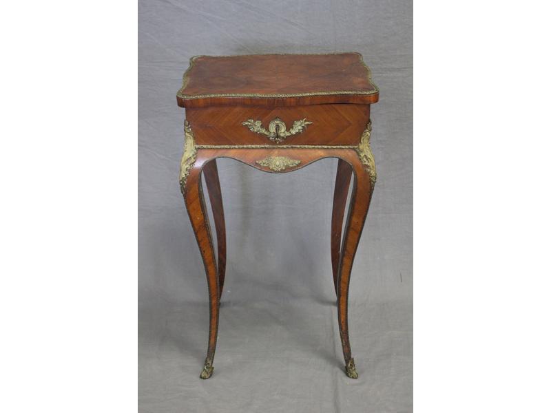 TABLE A OUVRAGE en placage de bois de rose...