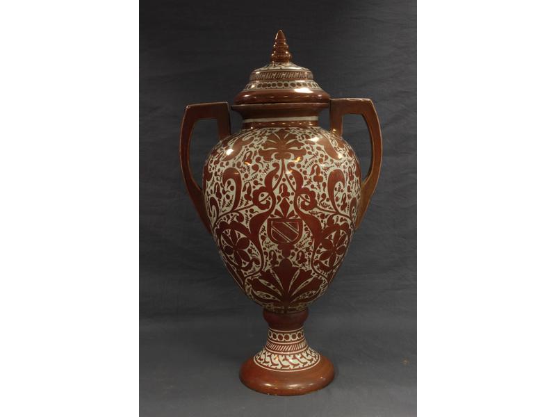 GRAND VASE couvert en faience émaillée à...