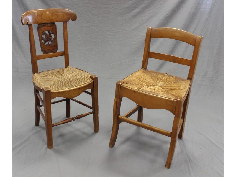 DEUX CHAISES RUSTIQUES paillées, l'une à...