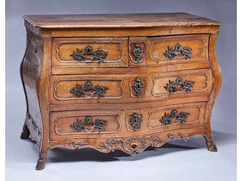 COMMODE de forme tombeau en noyer mouluré...