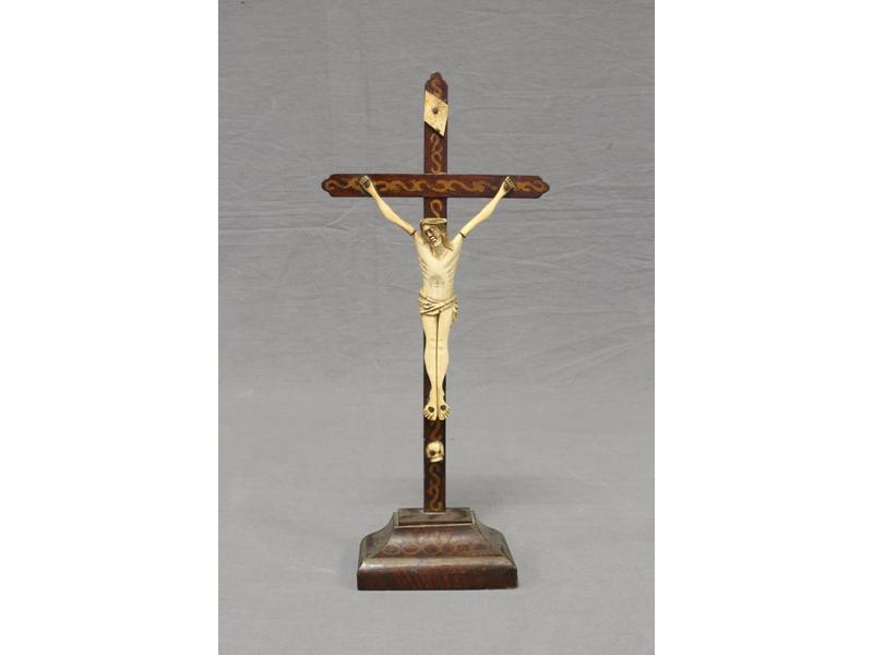 CRUCIFIX en os sculpté avec croix en bois...