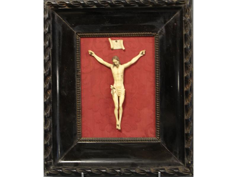 CRUCIFIX en ivoire sculpté (Haut. 18 cm)...