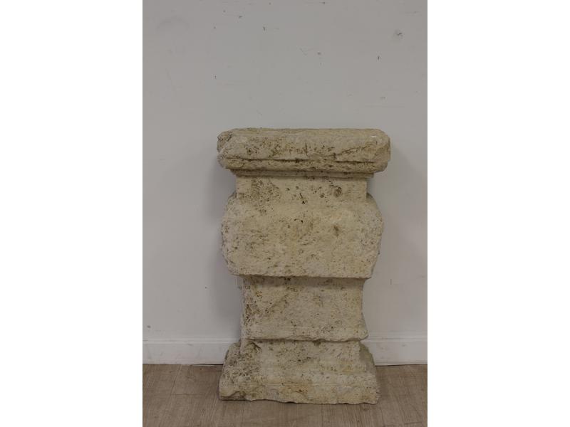 BALUSTRE rectangulaire en pierre sculpté...