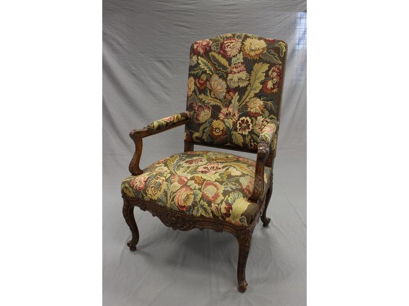 FAUTEUIL à haut dossier plat et chapeau de...