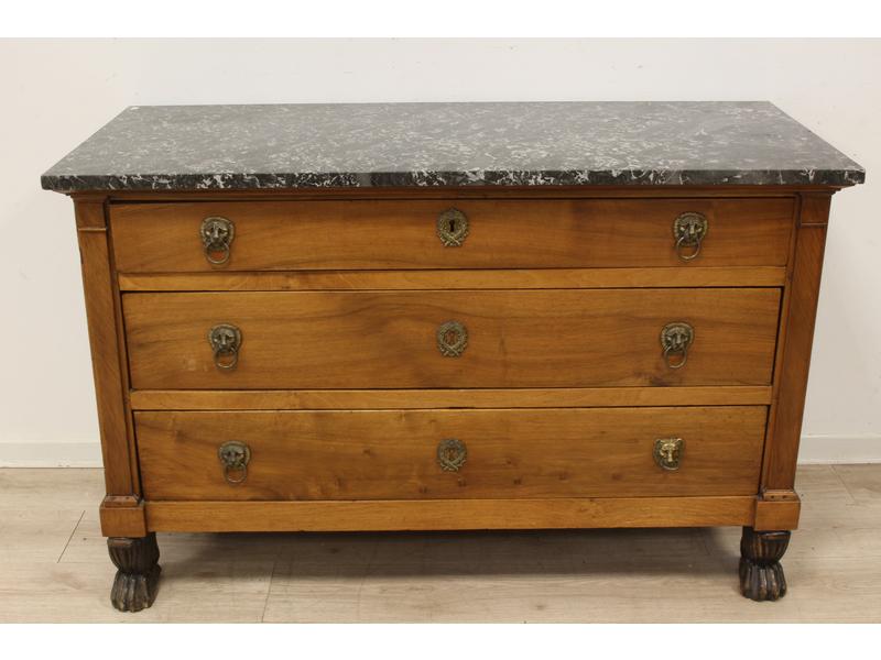 COMMODE rectangulaire en noyer ouvrant à...