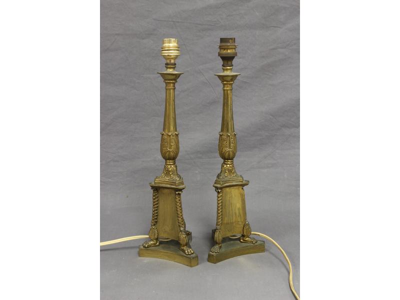 PAIRE DE FLAMBEAUX en bronze à fût balustre...