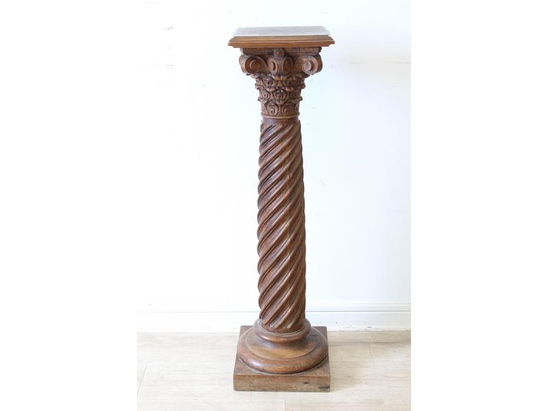 SELETTE en chêne sculptée à fût torsadé et...