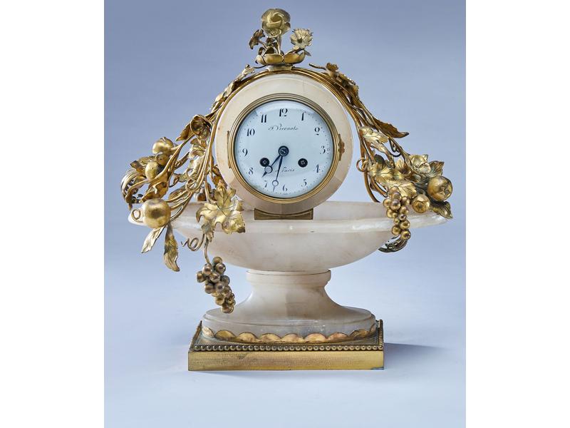 PENDULE en albâtre et bronze doré, le cadran...