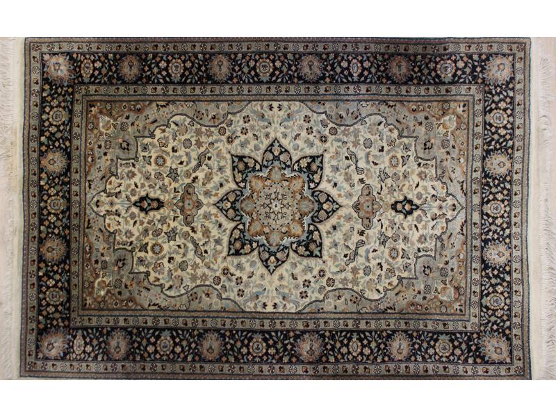 TAPIS rectangulaire en laine et soie à décor...