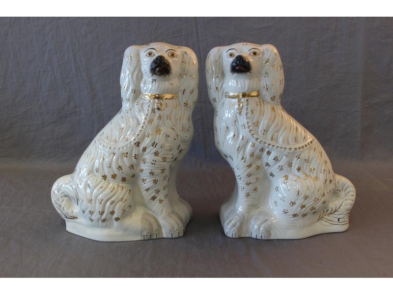 COUPLE DE CHIENS en faïence émaillée polychrome...