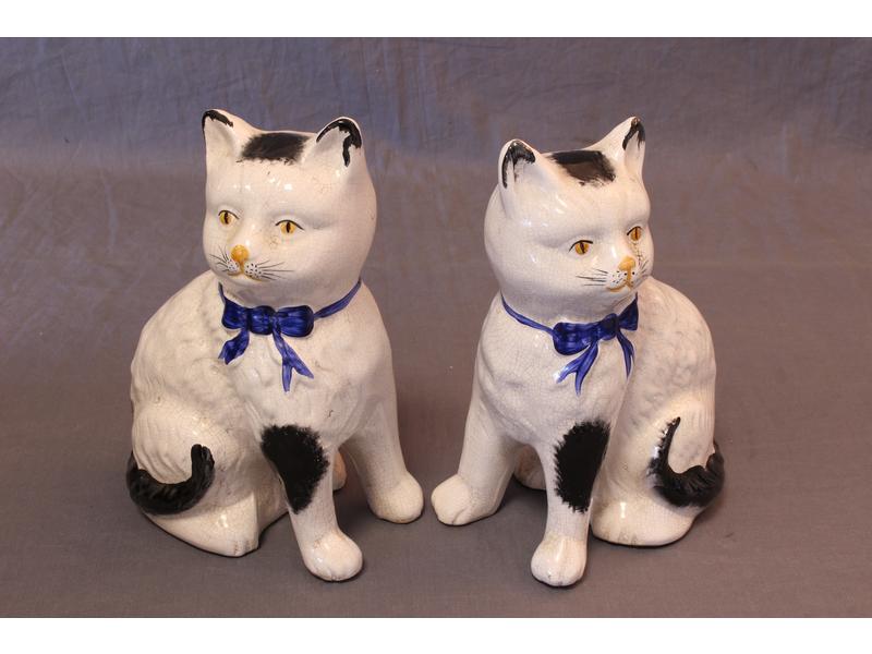 COUPLE DE CHATS avec noeud bleu en faïence...
