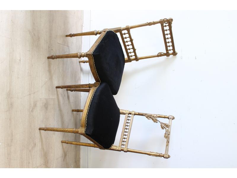 DEUX CHAISES formant paire, en bois sculpté...