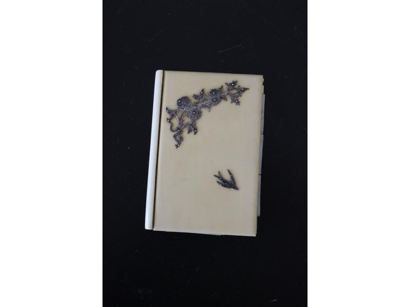 CARNET DE BAL et son stylo en ivoire serti...