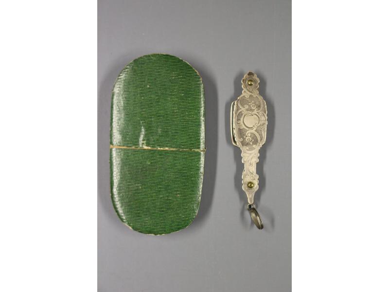 LORGNON en argent et PINCE-NEZ en écaille...