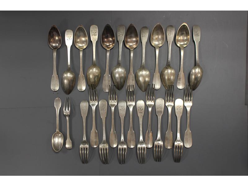 DOUZE COUVERTS en argent modèle uni plat,...
