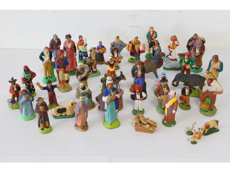 ENSEMBLE DE 42 SANTONS de crêche, provencaux,...