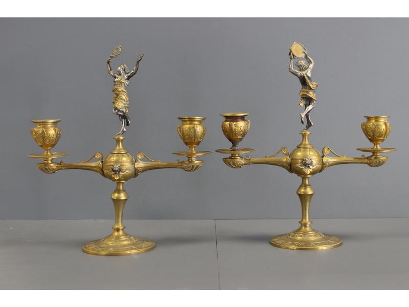 PAIRE DE BOUGEOIRS à deux bras de lumière...