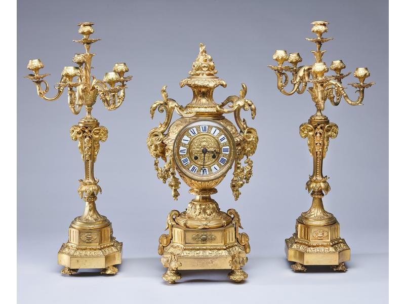 IMPORTANTE GARNITURE DE CHEMINÉE en bronze...