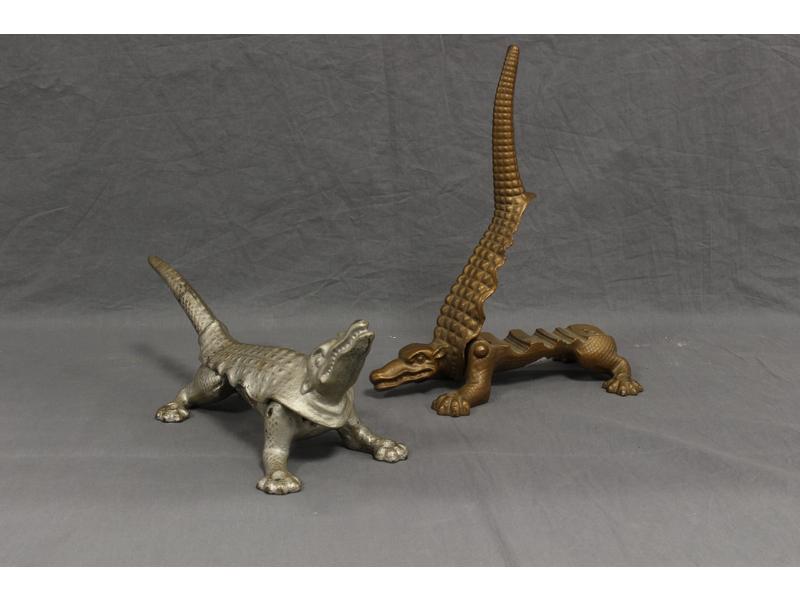 DEUX MÂCHE-BOUCHONS en forme de lézards en...