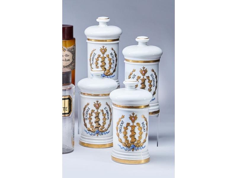 SUITE DE QUATRE POTS A PHARMACIE COUVERTS...