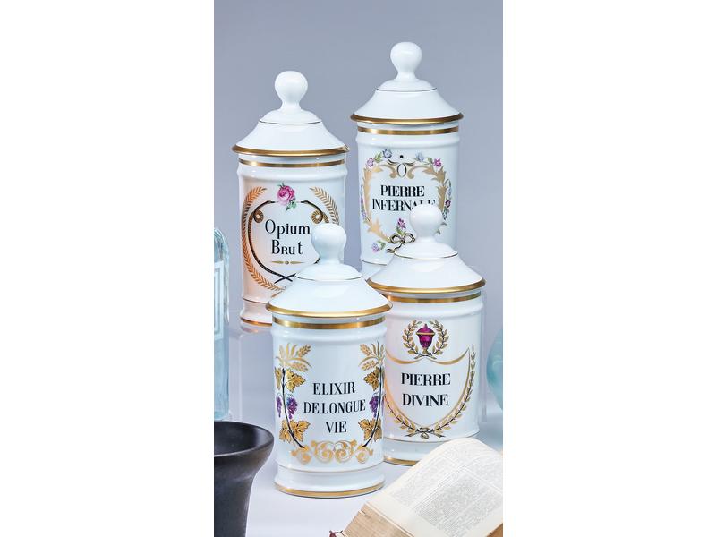 SUITE DE QUATRE POTS A PHARMACIE COUVERTS...