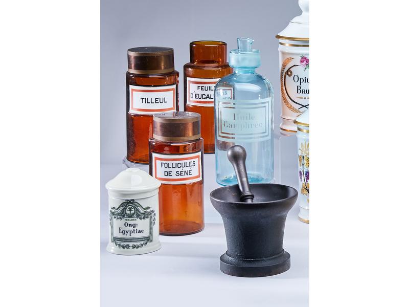 LOT DE POTS A PHARMACIE comprenant :