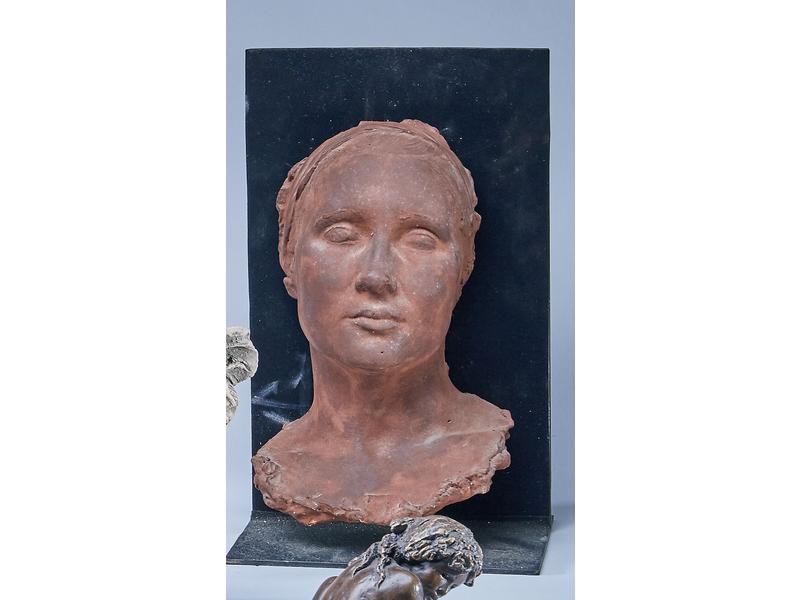 MASQUE DE FEMME en plâtre patiné ocre sur...