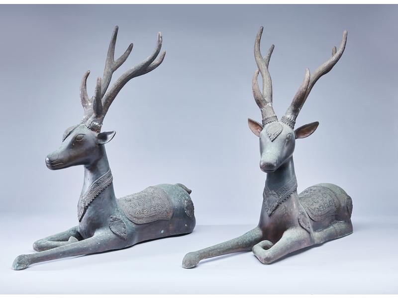 PAIRE DE CERFS ASSIS en bronze à patine ...