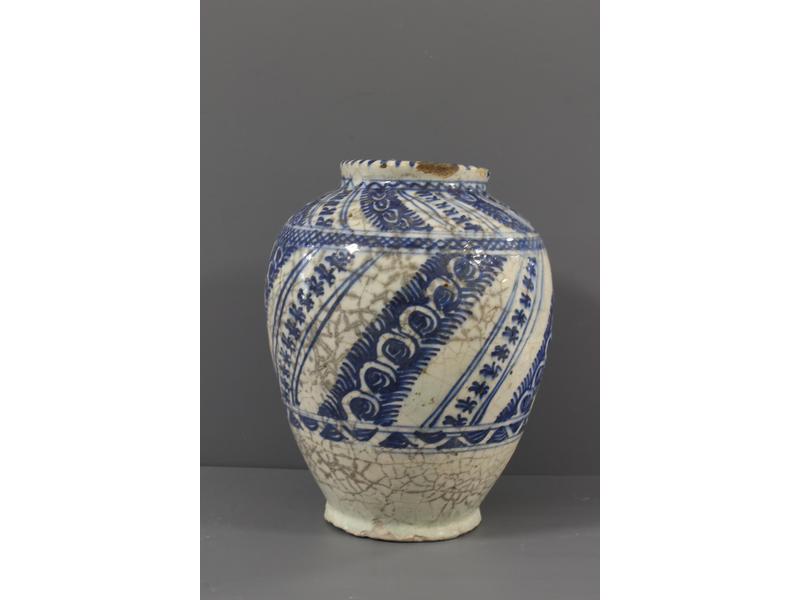 VASE de forme balustre à décor émaillé bleu...