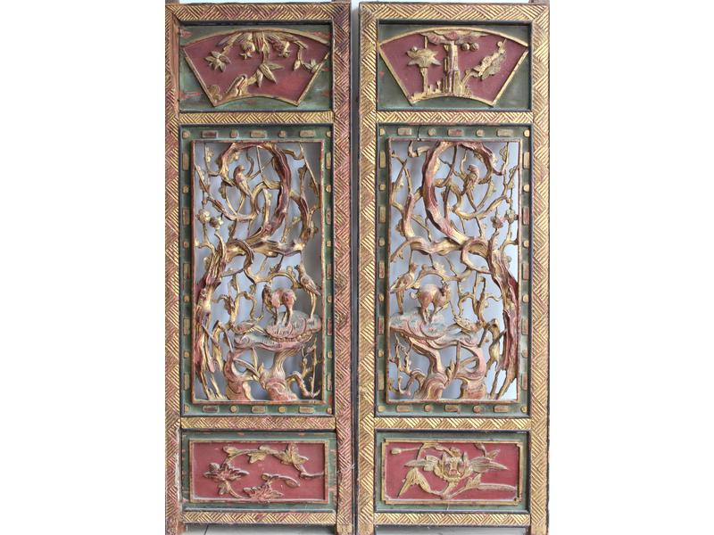 PAIRE DE PANNEAUX en bois sculpté ajouré...