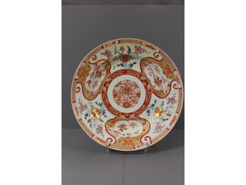 PLAT CIRCULAIRE en porcelaine à décor émaillé...